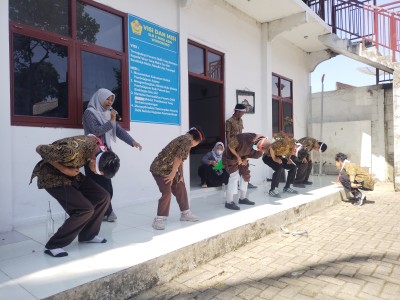 Lomba Memasukan Paku ke Dalam Botol Memperingati Hari Kemerdekaan Indonesia 17 Agustus SLB C Budi As