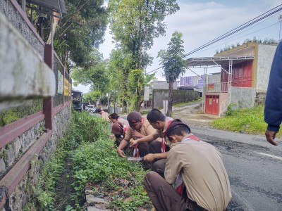 Bakti Sosial Siswa Siswi SMALB C Budi Asih Membersihkan Rumput Tahun Ajaran 2024/ 2025
