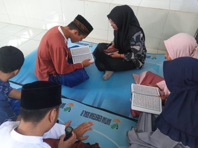 Mengaji Al-Quran Siswa Siswi SMALB C Budi Asih Wonosobo
