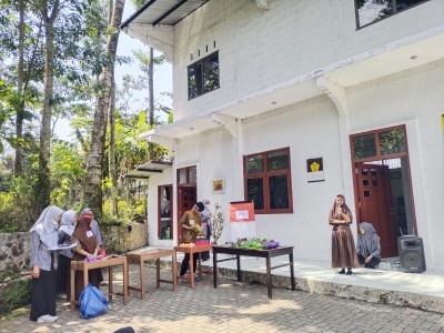 Lomba Menyanyi dan Merangkai Bunga Memperingati Hari Kemerdekaan Indonesia 17 Agustus SLB C Budi Asi