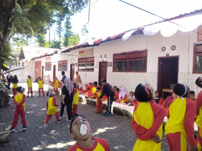 Lomba Makan Kerupuk Memperingati Hari Kemerdekaan Indonesia 17 Agustus SLB C Budi Asi