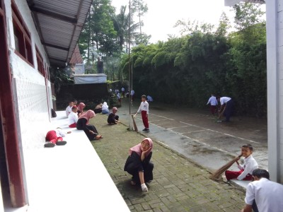 Bersih-Bersih Lingkungan Sekolah