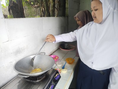 Ujian Praktek Mapel Bina Diri Membuat Telur Dadar SMPLB C BUDI ASIH WONOSOBO Tahun Ajaran 2023/2024