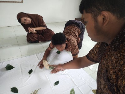 Kegiatan Membuat Batik Metode Ekoprint Siswa Siswi SMALB C Budi Asih Wonosobo 